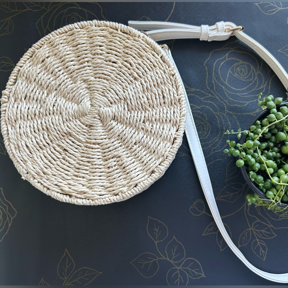 Pretty circle woven purse